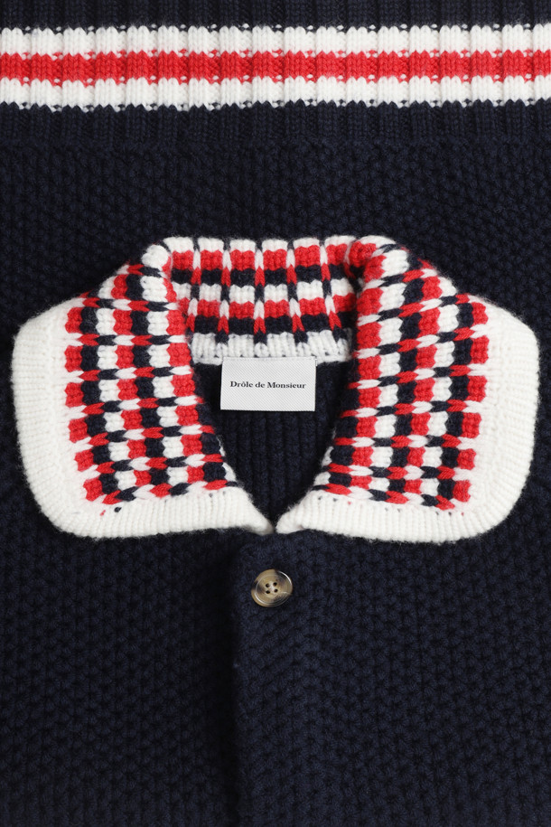 "Le Gilet Embleme Chevaux"는 울 소재의 릴랙스 핏 가디건입니다. 가을, 겨울 시즌에 어울리는 긴 소매 V넥 디자인으로, 싱글 버튼 여밈과 포켓 디테일이 특징입니다. 트라이컬러 배색과 자수, 로고 패턴이 돋보이며, 캐주얼, 스트릿, 클래식 스타일을 모두 아우릅니다. 출근룩과 모임룩 등 다양한 TPO에 활용 가능하여 실용적입니다.
