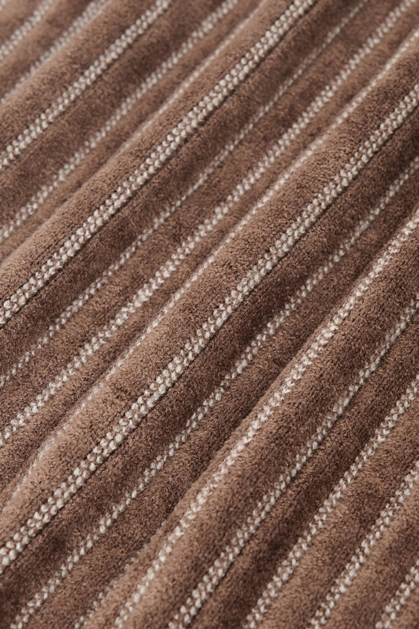 "르 카디건 모노그램"은 가을, 겨울 시즌에 어울리는 클래식 스타일의 상의입니다. 카키 색상의 레귤러 핏 브이넥 가디건으로, 비스코스, 나일론 혼방 소재로 제작되어 부드러운 촉감을 선사합니다. 낮은 암홀 라인과 대비 골지 트림, 5개의 전면 미러 'D' 버튼, 배색 미러 'D' 자수 디테일이 특징입니다. 데이트룩, 모임룩, 미니멀, 시크 스타일을 연출하기에 좋습니다. 긴 소매 기장으로 따뜻함을 더했습니다.
