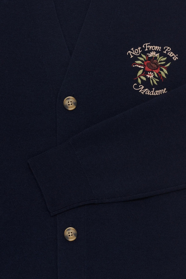 Le Cardigan Slogan Rose (르 카디건 슬로건 로즈)는 부드러운 메리노 울 소재의 여성용 상의로, 봄, 가을, 겨울 시즌에 착용하기 좋습니다. 로즈 컬러에 캐주얼하고 베이직한 스타일을 연출하며, 레귤러 핏과 브이넥 디자인으로 여성스러운 실루엣을 강조합니다. 긴 소매와 얇은 두께감, 부드러운 촉감이 특징이며, 낮은 암홀 라인과 넥, 소매, 밑단의 골지 마감으로 편안함을 더했습니다. 자수 패턴으로 포인트를 주고, 앞면 버튼 5개로 간편하게 여밀 수 있어 데이트룩, 모임룩, 캐주얼, 클래식, 미니멀 스타일 모두 소화 가능합니다.
