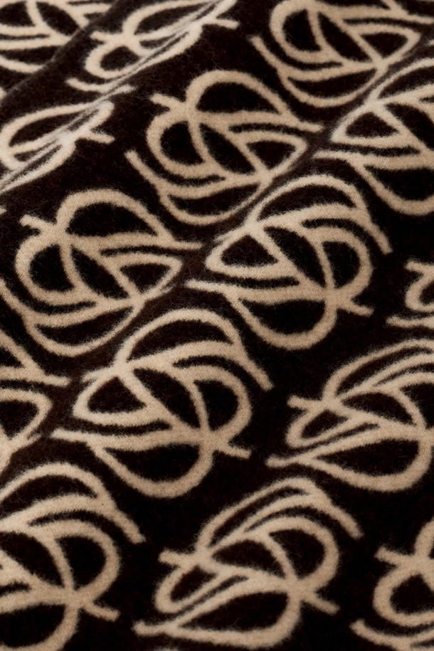 L'Echarpe Monogramme(르 샤르프 모노그램)은 D 미러 모노그램 자카드 패턴과 프린지(술) 디테일이 돋보이는 스카프입니다. 다크 브라운 컬러에 울 100% 소재로 제작되어 가을, 겨울철 따뜻하게 착용하기 좋습니다. 190cm x 35cm의 넉넉한 사이즈로, 다양한 스타일 연출이 가능합니다. 클래식, 미니멀, 시크한 스타일에 매치하여 겨울 데일리룩, 모임룩, 카페룩을 완성해보세요. 부드러운 촉감과 고급스러운 디자인으로 소장 가치를 높였습니다.
