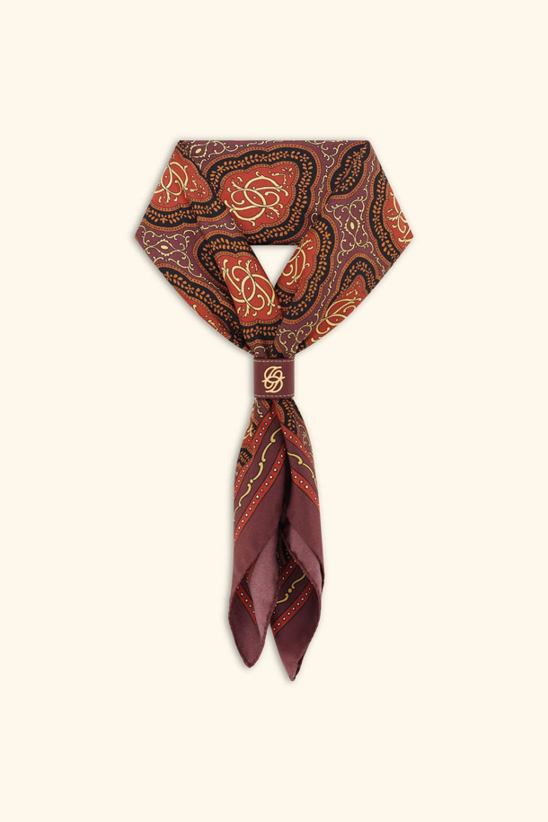 "르 푸아르 메다용"은 실크 소재로 제작된 여성 및 남성용 스카프/반다나입니다. 60cm x 60cm 크기로, 클래식하고 우아한 스타일을 연출하며, 버건디 컬러에 메다용 패턴이 특징입니다. 100% 실크 소재로 부드러운 촉감과 고급스러운 광택을 선사하며, 반다나 스타일로 다양한 연출이 가능합니다. 모임룩, 데이트룩, 출근룩 등 TPO에 구애받지 않고 클래식, 미니멀, 시크한 스타일을 완성할 수 있습니다.