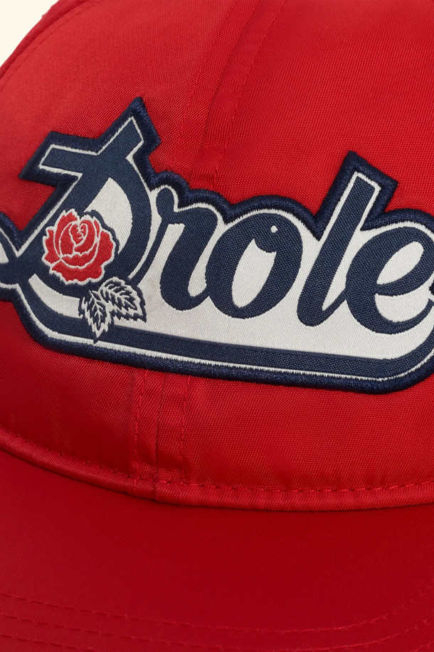 재미있는 분홍 모자 (라 카스켓트 드롤 로즈) 베이스볼 캡은 봄, 여름, 가을 계절에 캐주얼, 미니멀, 스트리트 스타일을 연출하기 좋은 모자입니다. 나일론 소재로 제작되었으며, 6패널 구조에 21cm 챙 넓이로 디자인되었습니다. 챙 앞면에는 재미있는 꽃 자수, 뒷면에는 꽃 자수 디테일이 있으며, 메탈 버클과 조절 가능한 스트랩으로 핏을 조절할 수 있습니다. 일상, 동네 마실, 산책, 여행 시 포인트 아이템으로 활용하여 개성 있는 스타일을 완성해보세요.