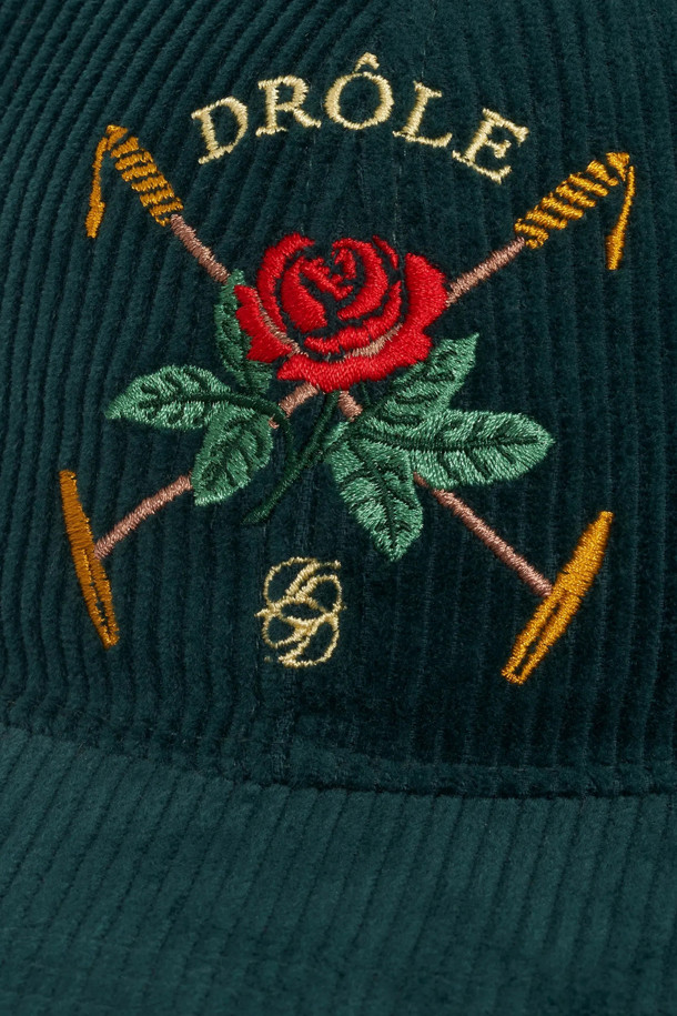 La Casquette Velours Drole Rose (라 카스케트 벨루어 드롤 로즈) 베이스볼 캡은 부드러운 면 소재로 제작되어 편안한 착용감을 선사합니다. 다크 그린 컬러에 자수 디테일이 더해져 캐주얼하면서도 미니멀한 스타일을 연출하며, 챙 넓이는 21cm입니다. 6패널 디자인과 플랫 바이저, 조절 가능한 스트랩, 'Tresse' 메탈 버클이 특징으로, 동네 마실룩, 산책룩, 여행룩에 활용하기 좋습니다. 클래식한 디자인으로 다양한 스타일에 매치하기 용이합니다.

