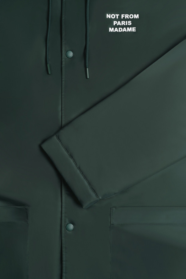 La Parka (라 파르카) 슬로건 파카는 캐주얼, 스트리트, 고프코어 스타일을 아우르는 남녀 공용 아우터입니다. 가을, 겨울 시즌에 적합하며, 롱 기장의 그린 컬러 후드 파카로 일상, 여행, 캠핑 등 다양한 TPO에 활용할 수 있습니다. 테크니컬 원단과 두꺼운 두께감으로 보온성을 높였으며, 플리스 안감과 생활 방수 기능이 더해져 실용적입니다. 전면 스냅 클로저, 로고 각인 스냅 버튼, 패치 포켓 2개 등의 디테일이 돋보이며, 레귤러핏 디자인으로 편안한 착용감을 제공합니다.
