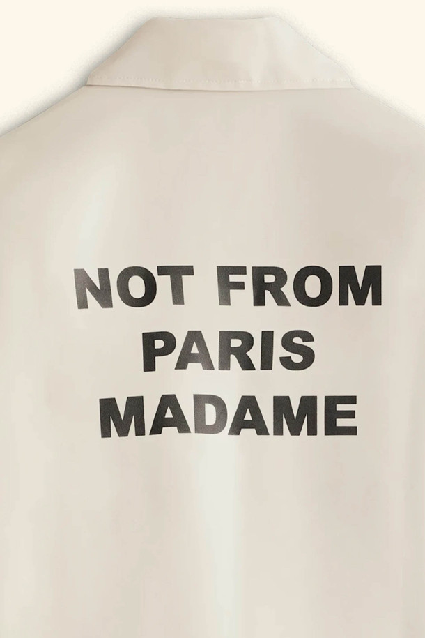 La Veste Slogan(라 베스트 슬로건)은 봄, 가을에 어울리는 공용 코치 재킷입니다. 클래식과 캐주얼 스타일을 아우르며, 미니멀한 룩을 연출하기 좋습니다. 방수 기능이 있는 얇은 두께의 나일론 소재로 제작되었으며, 레귤러 핏으로 편안하게 착용할 수 있습니다. 화이트, 아이보리 두 가지 색상으로 출시되었으며, 슬로건 프린트와 로고 각인 스냅 버튼이 특징입니다. 일상복은 물론 봄 소풍룩, 캠핑룩 등 다양한 TPO에 활용 가능합니다.
