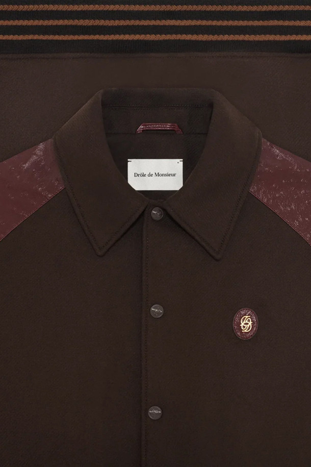 La Veste 테디 울 & 가죽 자켓은 가을과 겨울, 일상에서 클래식하고 스포티한 스타일을 연출하기에 적합한 남성용 바시티 재킷입니다. 브라운과 버건디 두 가지 색상으로 제공되며, 부드러운 촉감의 양가죽 래글런 소매와 울 소재의 조화가 돋보입니다. 셔츠 칼라, 가슴 D 미러 가죽 패치, 래글런 포켓 2개, 투톤 립 트리밍 등의 디테일이 고급스러움을 더합니다. 레귤러핏으로 제작되어 데이트룩, 모임룩, 출근룩 등 다양한 TPO에 활용 가능합니다. 두꺼운 두께감으로 보온성을 높여 겨울철에도 따뜻하게 착용할 수 있습니다.
