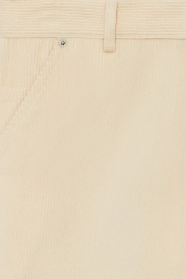 Le Pantalon Baggy Velours (르 팡따롱 배기 벨루어)는 스트릿 무드를 연출하는 코듀로이 배기핏 팬츠입니다. 크림 컬러의 무지 디자인으로, 5포켓과 카펜터 디테일, 레이스 트레스 인서트, 앞 포켓 각인 리벳으로 포인트를 더했습니다. 오버핏으로 편안한 착용감을 선사하며, 앞면에는 각인 데님 버튼 여밈, 뒷면에는 가죽 패치가 돋보입니다. 코듀로이와 코튼 소재로 제작되어 워크웨어와 캐주얼 스타일에도 활용하기 좋습니다.
