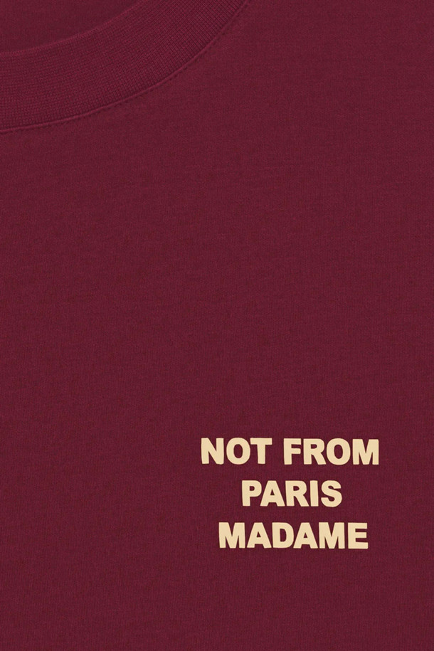 "Le 티셔츠 슬로건"은 일상복으로, 캐주얼, 스트리트, 미니멀 스타일을 즐기는 분들에게 적합합니다. 동네 마실룩이나 쇼핑룩에 편안하게 매치할 수 있습니다. 버건디 컬러의 라운드넥 반소매 티셔츠로, 100% 코튼 인터록 원단과 240 GSM 두께로 제작되어 부드러운 촉감을 선사합니다. 앞면과 뒷면에 슬로건 프린트가 돋보이며, 골지 네크라인 디테일로 포인트를 더했습니다.
