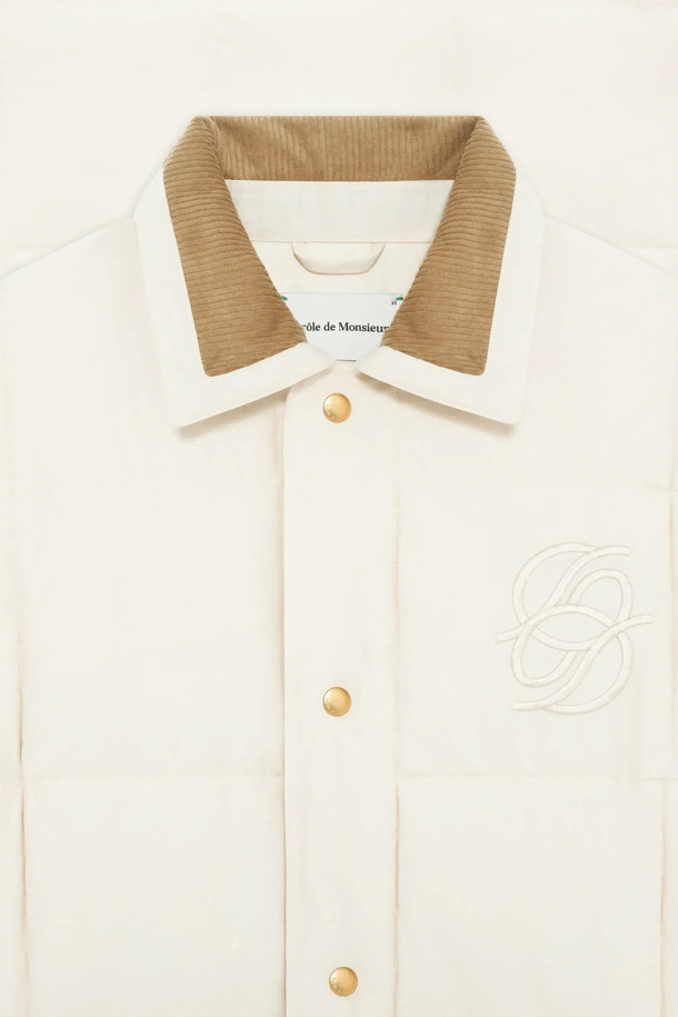 La Doudoune Matelassee (라 두두네 마트라세) 퀼팅 자켓은 가을과 겨울, 일상복으로 활용하기 좋은 아우터입니다. 화이트, 브라운 두 가지 색상으로 출시되었으며, 스포티하고 스트릿한 스타일을 연출할 수 있습니다. 퀼팅 패턴에 크롭 기장, 스냅 여밈, 레귤러핏 디자인이 돋보입니다. 코듀로이 셔츠 칼라와 파이핑 포켓, 배색 립 커프스가 특징이며, 체스트 부분에는 톤온톤 미러드 'D' 자수 디테일이 있습니다. 프리마로프트 충전재를 사용하여 두꺼운 두께감으로 보온성을 높였습니다.
