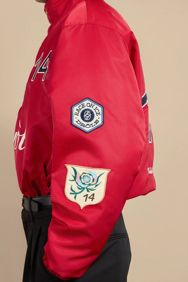 경주 재킷 (라 베스트 콩쿠르)는 일상과 여행, 산책 등 다양한 TPO에 활용하기 좋은 재킷입니다. 스포티하면서도 스트릿 무드를 연출하며, 전면에 '재미있는' 프린트와 레이싱 패치가 돋보이는 디자인입니다. 나일론 소재로 제작되어 봄, 가을에 착용하기 좋으며, 긴 소매와 레귤러핏으로 편안한 착용감을 선사합니다. 스탠드업 칼라와 히든 하프 지퍼, 4개의 음각 스냅 버튼, 밑단 및 소매 밴딩 처리로 디테일을 더했습니다. 레귤러 기장의 레드 컬러로, 개성 있는 스타일을 완성해보세요.