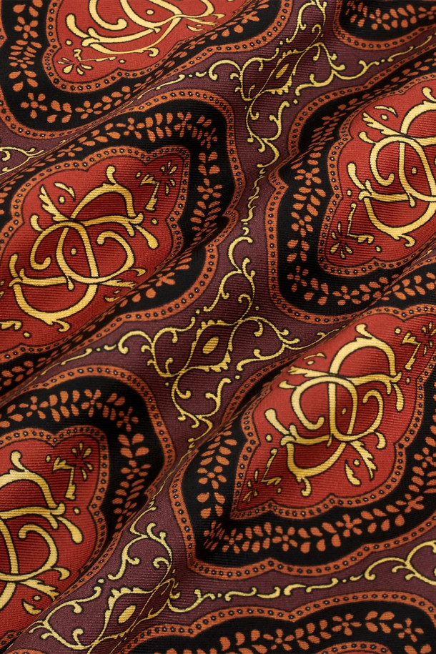 "르 푸아르 메다용"은 실크 소재로 제작된 여성 및 남성용 스카프/반다나입니다. 60cm x 60cm 크기로, 클래식하고 우아한 스타일을 연출하며, 버건디 컬러에 메다용 패턴이 특징입니다. 100% 실크 소재로 부드러운 촉감과 고급스러운 광택을 선사하며, 반다나 스타일로 다양한 연출이 가능합니다. 모임룩, 데이트룩, 출근룩 등 TPO에 구애받지 않고 클래식, 미니멀, 시크한 스타일을 완성할 수 있습니다.