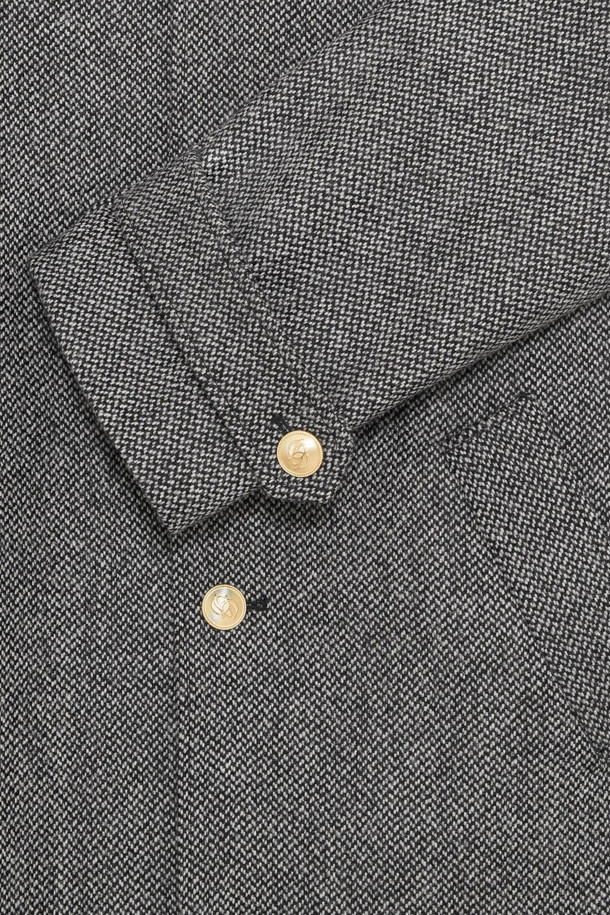 르 망토 트위드는 가을과 겨울, 당신의 우아함을 더해줄 여성용 트위드 코트입니다. 클래식하고 우아한 스타일을 연출하며, 그레이 컬러의 체크 패턴이 세련된 분위기를 자아냅니다. 울 소재로 제작되어 두께감이 있고, 탈부착 가능한 트라이컬러 울 칼라, 허리 벨트, 소매 조절 탭 등 디테일이 돋보입니다. 레귤러핏의 롱 기장 코트로, 오피스룩, 모임룩, 연말 모임룩에 시크하고 미니멀한 스타일을 더해보세요. 앞면 미러 'D' 버튼 5개, 레글런 포켓 2개, 뒷면 '드롤' 가죽 패치, 비스코스 안감으로 고급스러움을 더했습니다.