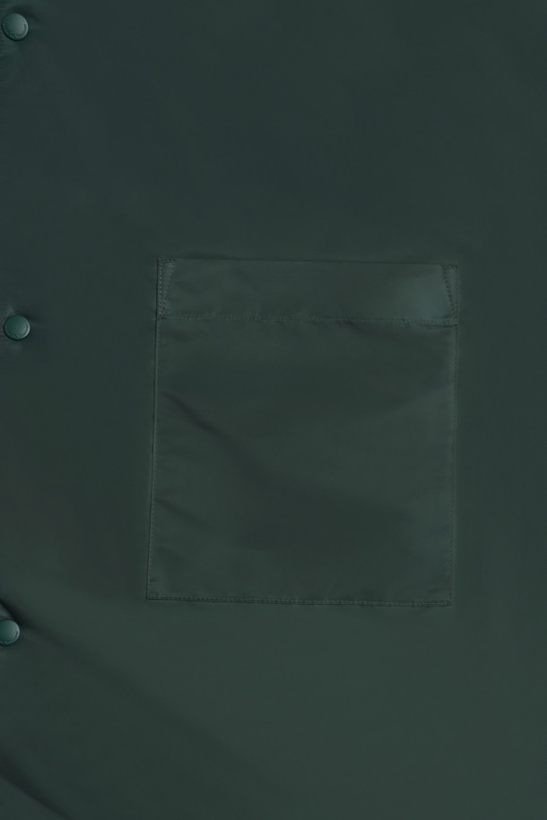 La Parka (라 파르카) 슬로건 파카는 캐주얼, 스트리트, 고프코어 스타일을 아우르는 남녀 공용 아우터입니다. 가을, 겨울 시즌에 적합하며, 롱 기장의 그린 컬러 후드 파카로 일상, 여행, 캠핑 등 다양한 TPO에 활용할 수 있습니다. 테크니컬 원단과 두꺼운 두께감으로 보온성을 높였으며, 플리스 안감과 생활 방수 기능이 더해져 실용적입니다. 전면 스냅 클로저, 로고 각인 스냅 버튼, 패치 포켓 2개 등의 디테일이 돋보이며, 레귤러핏 디자인으로 편안한 착용감을 제공합니다.
