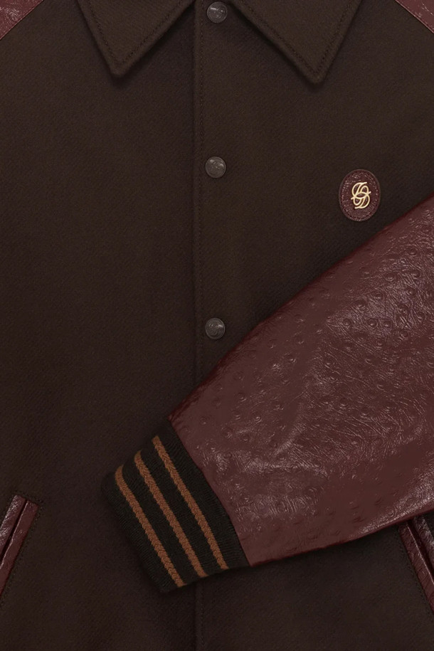 La Veste 테디 울 & 가죽 자켓은 가을과 겨울, 일상에서 클래식하고 스포티한 스타일을 연출하기에 적합한 남성용 바시티 재킷입니다. 브라운과 버건디 두 가지 색상으로 제공되며, 부드러운 촉감의 양가죽 래글런 소매와 울 소재의 조화가 돋보입니다. 셔츠 칼라, 가슴 D 미러 가죽 패치, 래글런 포켓 2개, 투톤 립 트리밍 등의 디테일이 고급스러움을 더합니다. 레귤러핏으로 제작되어 데이트룩, 모임룩, 출근룩 등 다양한 TPO에 활용 가능합니다. 두꺼운 두께감으로 보온성을 높여 겨울철에도 따뜻하게 착용할 수 있습니다.
