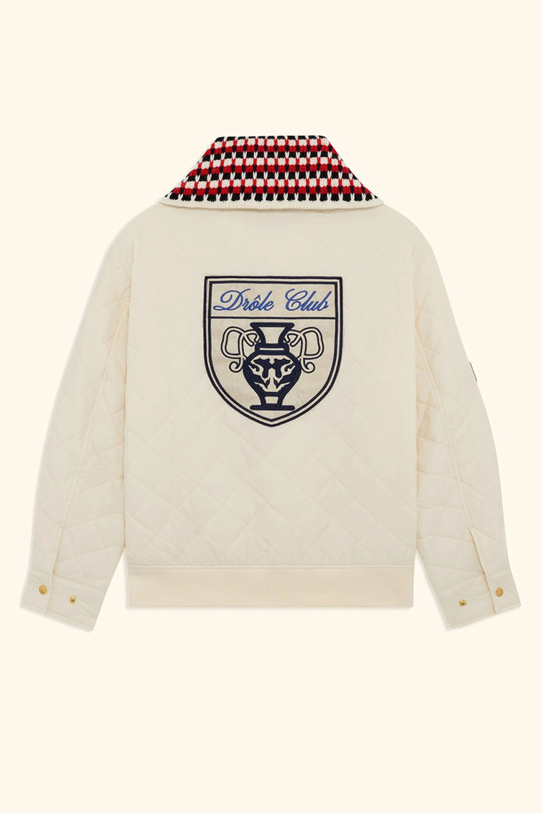 라 뵈스트 마틀라세는 겨울철 스포티하고 스트릿한 스타일을 연출하기 좋은 퀼팅 재킷입니다. 오프화이트 컬러의 두꺼운 나일론 소재로 제작되어 따뜻하게 착용할 수 있으며, 탈부착 가능한 삼색 니트 칼라가 돋보입니다. 가슴 'D' 미러 패치, 앞·소매·뒷면 레이싱 패치, 숨겨진 스냅 플랩 포켓, 사이드 오프닝 등의 디테일이 돋보이며, 스냅 버튼 커프스와 골지 밑단으로 활동성을 더했습니다. 일상복으로 활용하여 개성 있는 겨울 데일리룩을 완성해 보세요.