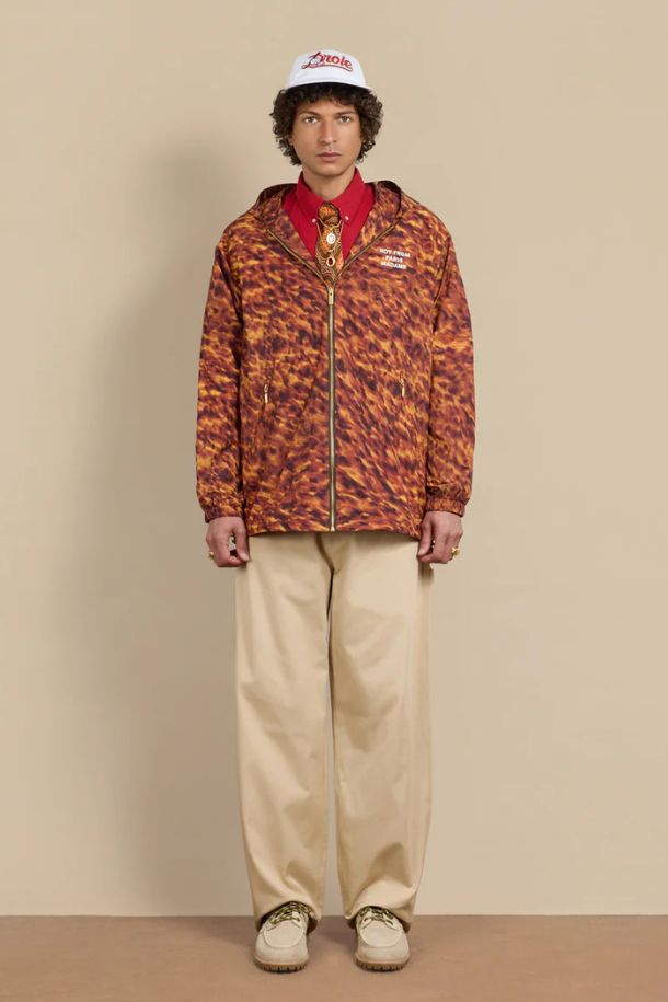 La Veste Capuche Slogan (라 베스트 카푸슈 슬로건)은 남성용 후드 재킷으로, 봄, 가을에 착용하기 좋은 얇은 두께의 제품입니다. 브라운 컬러에 스트릿과 캐주얼 스타일을 더했으며, 릴랙스핏으로 편안한 착용감을 제공합니다. 폴리에스테르 소재로 제작되었으며, 지퍼 여밈 방식과 긴 소매 기장이 특징입니다. 가슴과 등판에 슬로건 프린트가 돋보이며, 경량 설계와 지퍼 포켓, 내부 스트링, 스토퍼 등의 디테일이 돋보입니다. 일상복으로 활용하기 좋은 캐주얼한 디자인의 후드 자켓입니다.
