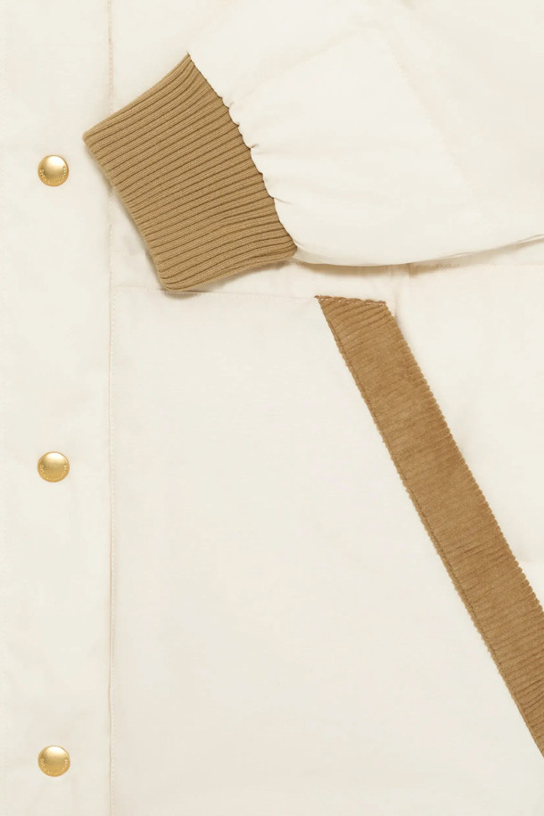 La Doudoune Matelassee (라 두두네 마트라세) 퀼팅 자켓은 가을과 겨울, 일상복으로 활용하기 좋은 아우터입니다. 화이트, 브라운 두 가지 색상으로 출시되었으며, 스포티하고 스트릿한 스타일을 연출할 수 있습니다. 퀼팅 패턴에 크롭 기장, 스냅 여밈, 레귤러핏 디자인이 돋보입니다. 코듀로이 셔츠 칼라와 파이핑 포켓, 배색 립 커프스가 특징이며, 체스트 부분에는 톤온톤 미러드 'D' 자수 디테일이 있습니다. 프리마로프트 충전재를 사용하여 두꺼운 두께감으로 보온성을 높였습니다.
