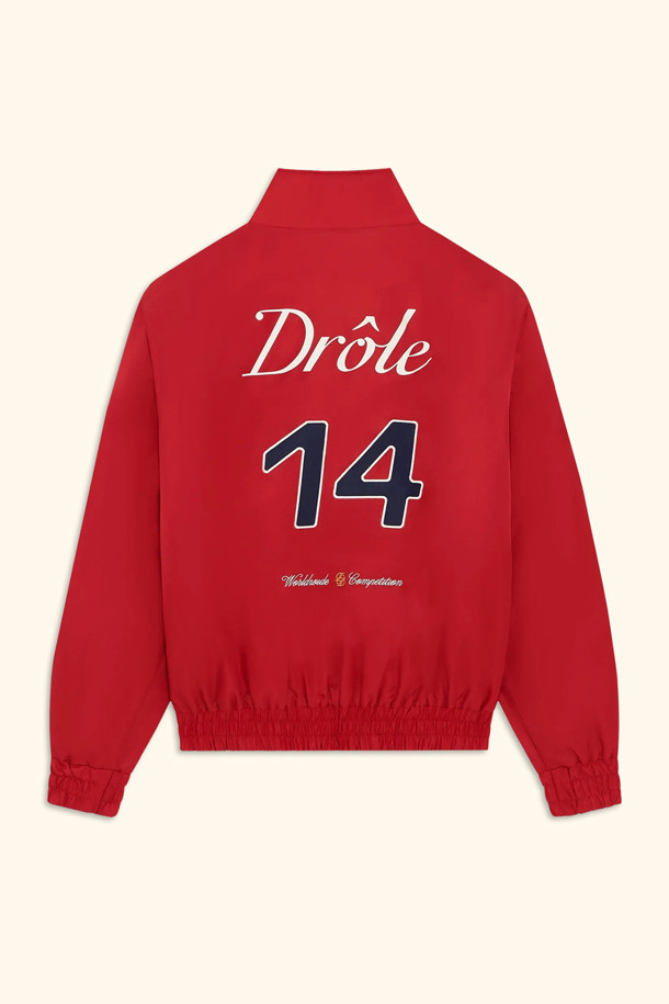 경주 재킷 (라 베스트 콩쿠르)는 일상과 여행, 산책 등 다양한 TPO에 활용하기 좋은 재킷입니다. 스포티하면서도 스트릿 무드를 연출하며, 전면에 '재미있는' 프린트와 레이싱 패치가 돋보이는 디자인입니다. 나일론 소재로 제작되어 봄, 가을에 착용하기 좋으며, 긴 소매와 레귤러핏으로 편안한 착용감을 선사합니다. 스탠드업 칼라와 히든 하프 지퍼, 4개의 음각 스냅 버튼, 밑단 및 소매 밴딩 처리로 디테일을 더했습니다. 레귤러 기장의 레드 컬러로, 개성 있는 스타일을 완성해보세요.