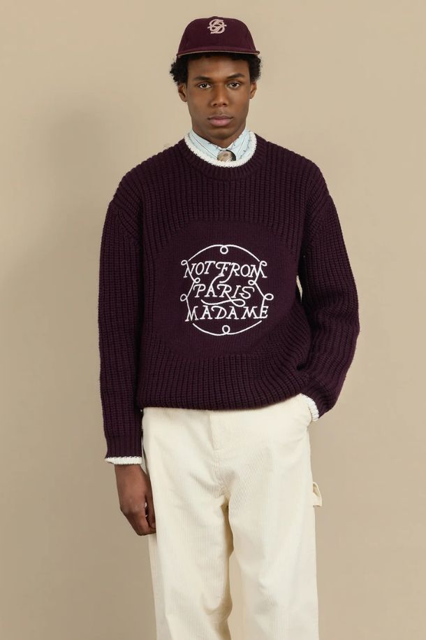 La Maille Slogan(라 마이으 슬로건)은 부드러운 촉감의 프리미엄 메리노 울 100%로 제작된 남성용 니트 스웨터입니다. 가을과 겨울에 어울리는 두꺼운 두께감과 루즈핏 디자인으로 편안한 착용감을 선사하며, 라운드넥과 긴소매 기장으로 베이직하면서도 캐주얼한 스타일을 연출합니다. 버건디 컬러에 청키 니트 소재를 사용하여 포근함을 더하고, 저지 요크 부분의 슬로건 자수와 소매 및 밑단 골지 마감으로 포인트를 주었습니다. 출근룩, 모임룩 등 다양한 TPO에 활용 가능하며, 캐주얼, 클래식, 미니멀 스타일을 즐겨 입는 남성분들께 추천합니다.
