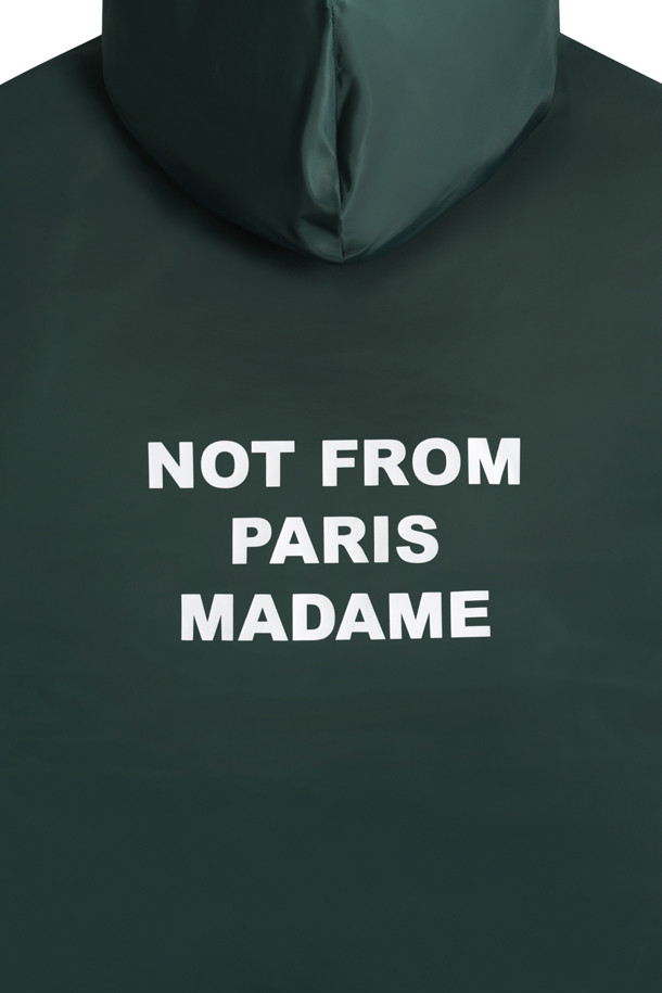 La Parka (라 파르카) 슬로건 파카는 캐주얼, 스트리트, 고프코어 스타일을 아우르는 남녀 공용 아우터입니다. 가을, 겨울 시즌에 적합하며, 롱 기장의 그린 컬러 후드 파카로 일상, 여행, 캠핑 등 다양한 TPO에 활용할 수 있습니다. 테크니컬 원단과 두꺼운 두께감으로 보온성을 높였으며, 플리스 안감과 생활 방수 기능이 더해져 실용적입니다. 전면 스냅 클로저, 로고 각인 스냅 버튼, 패치 포켓 2개 등의 디테일이 돋보이며, 레귤러핏 디자인으로 편안한 착용감을 제공합니다.
