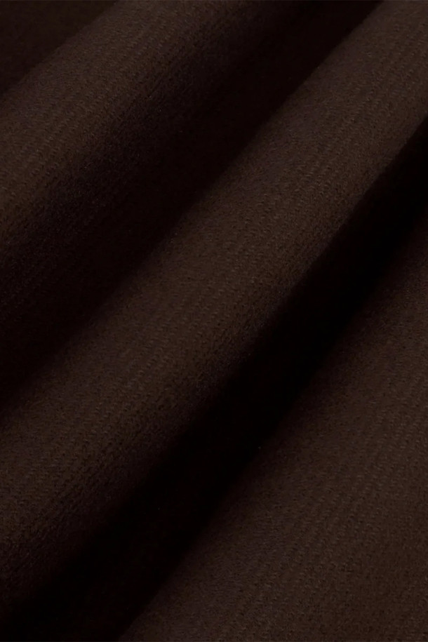 La Veste 테디 울 & 가죽 자켓은 가을과 겨울, 일상에서 클래식하고 스포티한 스타일을 연출하기에 적합한 남성용 바시티 재킷입니다. 브라운과 버건디 두 가지 색상으로 제공되며, 부드러운 촉감의 양가죽 래글런 소매와 울 소재의 조화가 돋보입니다. 셔츠 칼라, 가슴 D 미러 가죽 패치, 래글런 포켓 2개, 투톤 립 트리밍 등의 디테일이 고급스러움을 더합니다. 레귤러핏으로 제작되어 데이트룩, 모임룩, 출근룩 등 다양한 TPO에 활용 가능합니다. 두꺼운 두께감으로 보온성을 높여 겨울철에도 따뜻하게 착용할 수 있습니다.
