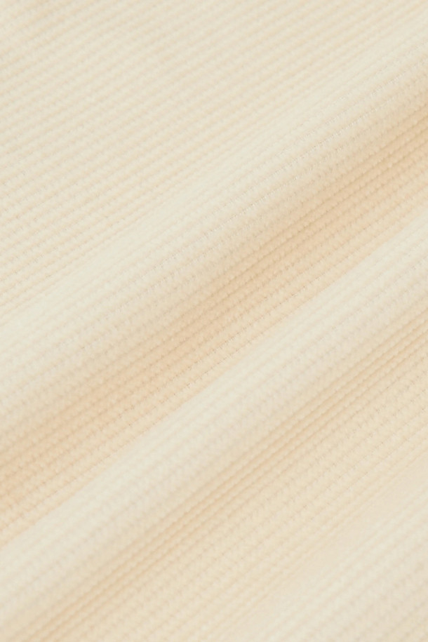 Le Pantalon Baggy Velours (르 팡따롱 배기 벨루어)는 스트릿 무드를 연출하는 코듀로이 배기핏 팬츠입니다. 크림 컬러의 무지 디자인으로, 5포켓과 카펜터 디테일, 레이스 트레스 인서트, 앞 포켓 각인 리벳으로 포인트를 더했습니다. 오버핏으로 편안한 착용감을 선사하며, 앞면에는 각인 데님 버튼 여밈, 뒷면에는 가죽 패치가 돋보입니다. 코듀로이와 코튼 소재로 제작되어 워크웨어와 캐주얼 스타일에도 활용하기 좋습니다.
