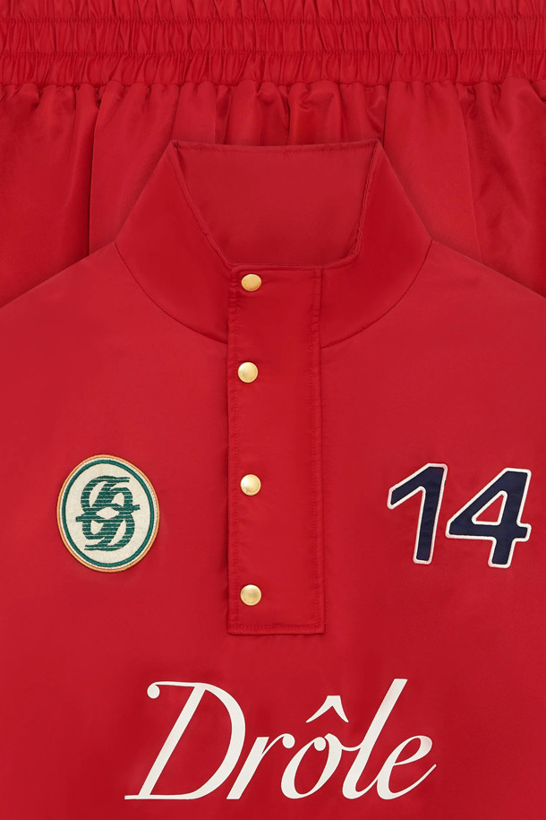 경주 재킷 (라 베스트 콩쿠르)는 일상과 여행, 산책 등 다양한 TPO에 활용하기 좋은 재킷입니다. 스포티하면서도 스트릿 무드를 연출하며, 전면에 '재미있는' 프린트와 레이싱 패치가 돋보이는 디자인입니다. 나일론 소재로 제작되어 봄, 가을에 착용하기 좋으며, 긴 소매와 레귤러핏으로 편안한 착용감을 선사합니다. 스탠드업 칼라와 히든 하프 지퍼, 4개의 음각 스냅 버튼, 밑단 및 소매 밴딩 처리로 디테일을 더했습니다. 레귤러 기장의 레드 컬러로, 개성 있는 스타일을 완성해보세요.