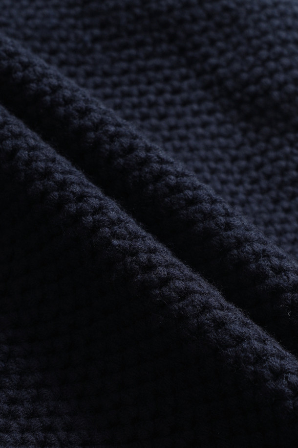 "Le Gilet Embleme Chevaux"는 울 소재의 릴랙스 핏 가디건입니다. 가을, 겨울 시즌에 어울리는 긴 소매 V넥 디자인으로, 싱글 버튼 여밈과 포켓 디테일이 특징입니다. 트라이컬러 배색과 자수, 로고 패턴이 돋보이며, 캐주얼, 스트릿, 클래식 스타일을 모두 아우릅니다. 출근룩과 모임룩 등 다양한 TPO에 활용 가능하여 실용적입니다.
