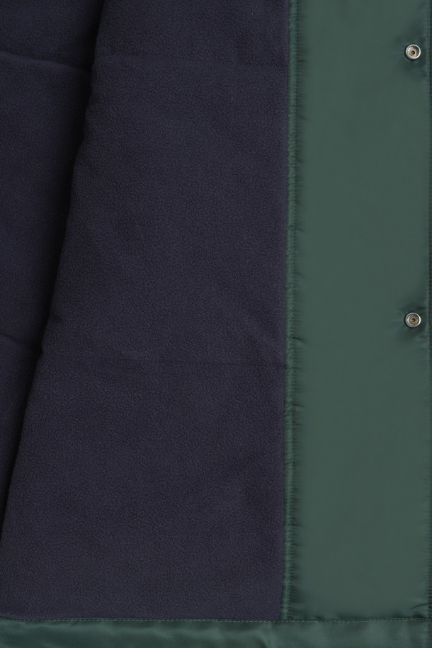 La Parka (라 파르카) 슬로건 파카는 캐주얼, 스트리트, 고프코어 스타일을 아우르는 남녀 공용 아우터입니다. 가을, 겨울 시즌에 적합하며, 롱 기장의 그린 컬러 후드 파카로 일상, 여행, 캠핑 등 다양한 TPO에 활용할 수 있습니다. 테크니컬 원단과 두꺼운 두께감으로 보온성을 높였으며, 플리스 안감과 생활 방수 기능이 더해져 실용적입니다. 전면 스냅 클로저, 로고 각인 스냅 버튼, 패치 포켓 2개 등의 디테일이 돋보이며, 레귤러핏 디자인으로 편안한 착용감을 제공합니다.
