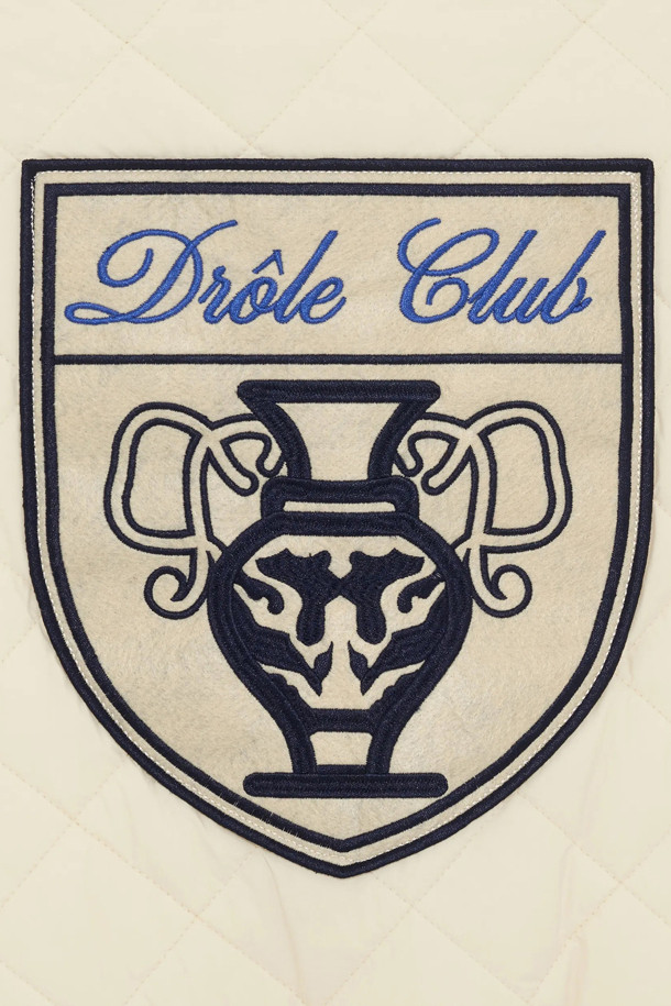 라 뵈스트 마틀라세는 겨울철 스포티하고 스트릿한 스타일을 연출하기 좋은 퀼팅 재킷입니다. 오프화이트 컬러의 두꺼운 나일론 소재로 제작되어 따뜻하게 착용할 수 있으며, 탈부착 가능한 삼색 니트 칼라가 돋보입니다. 가슴 'D' 미러 패치, 앞·소매·뒷면 레이싱 패치, 숨겨진 스냅 플랩 포켓, 사이드 오프닝 등의 디테일이 돋보이며, 스냅 버튼 커프스와 골지 밑단으로 활동성을 더했습니다. 일상복으로 활용하여 개성 있는 겨울 데일리룩을 완성해 보세요.