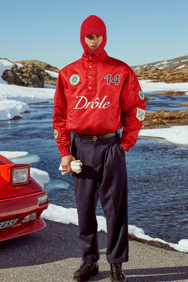 경주 재킷 (라 베스트 콩쿠르)는 일상과 여행, 산책 등 다양한 TPO에 활용하기 좋은 재킷입니다. 스포티하면서도 스트릿 무드를 연출하며, 전면에 '재미있는' 프린트와 레이싱 패치가 돋보이는 디자인입니다. 나일론 소재로 제작되어 봄, 가을에 착용하기 좋으며, 긴 소매와 레귤러핏으로 편안한 착용감을 선사합니다. 스탠드업 칼라와 히든 하프 지퍼, 4개의 음각 스냅 버튼, 밑단 및 소매 밴딩 처리로 디테일을 더했습니다. 레귤러 기장의 레드 컬러로, 개성 있는 스타일을 완성해보세요.