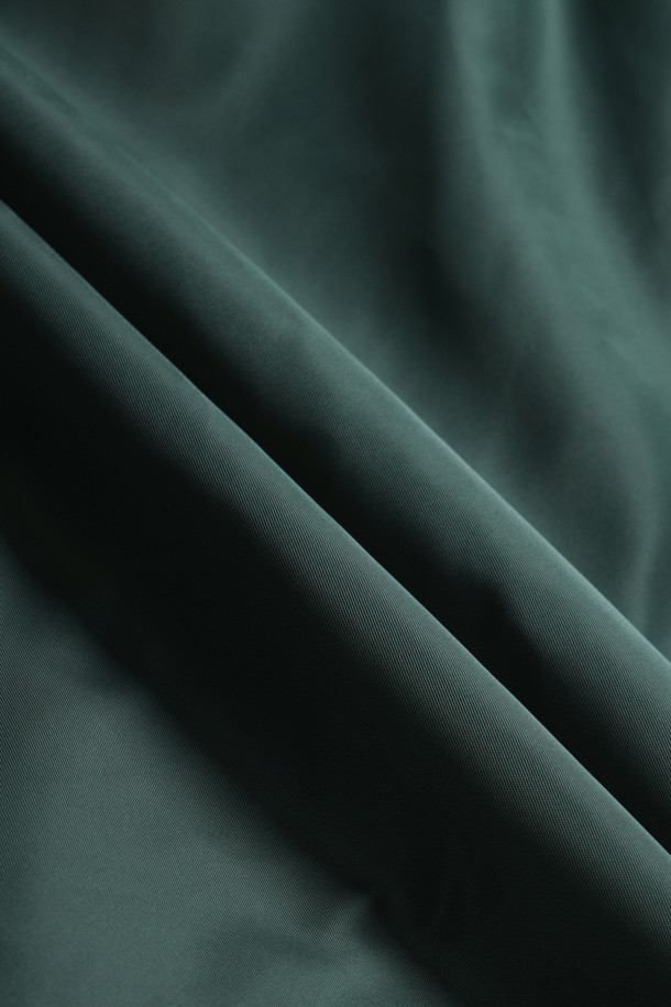 La Parka (라 파르카) 슬로건 파카는 캐주얼, 스트리트, 고프코어 스타일을 아우르는 남녀 공용 아우터입니다. 가을, 겨울 시즌에 적합하며, 롱 기장의 그린 컬러 후드 파카로 일상, 여행, 캠핑 등 다양한 TPO에 활용할 수 있습니다. 테크니컬 원단과 두꺼운 두께감으로 보온성을 높였으며, 플리스 안감과 생활 방수 기능이 더해져 실용적입니다. 전면 스냅 클로저, 로고 각인 스냅 버튼, 패치 포켓 2개 등의 디테일이 돋보이며, 레귤러핏 디자인으로 편안한 착용감을 제공합니다.
