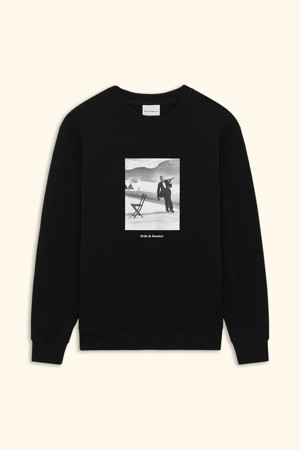 Le Sweatshirt Ice Skating Waiter