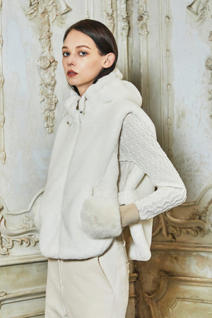 [ONLINE EXCLUSIVE] Elysee Edit5. FAKE FUR BIB VEST(Ivory)