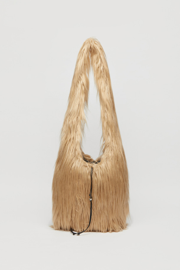 [EXCLUSIVE] 퍼 프린지 백(Sand beige)은 부드러운 폴리에스테르 소재로 제작되어 따뜻하고 포근한 느낌을 선사하는 여성용 크로스백입니다. 샌드 베이지 컬러의 무지 디자인에 퍼와 프린지 장식이 더해져 캐주얼하면서도 세련된 스타일을 연출합니다. 미디엄 사이즈의 사각 가방으로, 내부에는 소지품을 안전하게 보관할 수 있는 지퍼형 잠금 방식이 적용되었습니다. 일상적인 산책룩에 잘 어울리며, 부드러운 촉감과 크로스바디 스타일로 편안하게 착용할 수 있습니다. 더스트백이 함께 제공되어 보관이 용이합니다.
