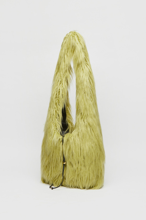 [EXCLUSIVE] 퍼 프링지 백(멜론 소다)은 부드러운 퍼 소재와 사랑스러운 멜론 소다 컬러가 돋보이는 여성용 크로스백입니다. 미디엄 사이즈의 사각 가방으로, 넉넉한 수납공간을 제공하여 실용성을 높였습니다. 데이트룩, 모임룩, 연말 모임룩 등 다양한 TPO에 어울리며, 캐주얼, 걸리시, 로맨틱 스타일을 연출하기 좋습니다. 부드러운 퍼 소재 특성상 정전기에 유의하여 사용하고, 열과 직사광선을 피해 보관하십시오. 더스트백이 포함되어 있어 멜론 소다 컬러의 가방을 안전하게 보관할 수 있습니다.
