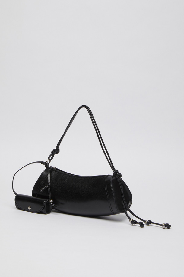 매듭 케이스 백(Deep sleep)은 미니멀하고 캐주얼한 스타일의 여성용 크로스백입니다. 부드러운 합성가죽 소재에 블랙 색상으로, 어디든 코디하기 용이합니다. 미디엄 사이즈의 반원 형태 가방으로, 매듭 디테일과 숄더 스트랩으로 포인트를 더했습니다. 지퍼형 잠금 방식으로 소지품을 안전하게 보관할 수 있으며, 일상에서 편하게 사용할 수 있습니다. 심플하면서도 세련된 디자인으로 데일리백으로 활용하기 좋습니다.
