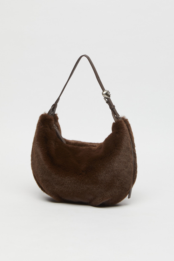 [EXCLUSIVE] 럽 문 백(Fur brown)은 부드러운 퍼 소재로 제작된 여성용 숄더백입니다. 미디엄 사이즈의 브라운 컬러 무지 가방으로, 반원 형태의 디자인과 퍼 장식이 특징입니다. 지퍼형 잠금 방식으로 내용물을 안전하게 보관할 수 있으며, 크로스바디 스트랩이 있어 다양한 스타일로 연출 가능합니다. 데이트룩, 모임룩, 소개팅룩 등 로맨틱하고 미니멀한 스타일 연출에 적합한 클래식한 디자인입니다.
