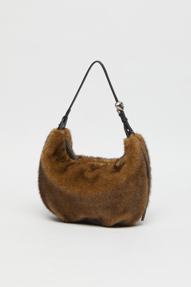 [EXCLUSIVE] 럽 문 백(퍼 베이지)은 부드러운 퍼 소재로 제작되어 포근하고 고급스러운 느낌을 선사하는 숄더백입니다. 반원 모양에 베이지 컬러, 무지 패턴으로 어떤 스타일에도 잘 어울리는 클래식하고 미니멀한 디자인을 자랑합니다. 미디엄 사이즈로 수납력 또한 뛰어나 데이트룩이나 연말 모임룩에 완벽한 포인트가 되어줍니다. 지퍼형 잠금 방식으로 소지품을 안전하게 보호하며, 크로스백으로도 활용 가능하여 실용성을 더했습니다. 겨울 시즌, 당신의 스타일을 더욱 돋보이게 해 줄 필수 아이템입니다.
