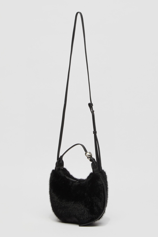 [EXCLUSIVE] 미니 럽 문 백(Fur black)은 부드러운 퍼 소재로 제작되어 우아하고 캐주얼한 스타일을 연출하는 여성용 미니백입니다. 블랙 컬러에 무지 패턴, 반원 모양으로 디자인되었으며, 숄더백과 크로스백 두 가지 방식으로 활용 가능합니다. 지퍼형 잠금 방식으로 소지품을 안전하게 보관할 수 있으며, 데이트룩, 캐주얼, 클래식, 미니멀 스타일 모두에 잘 어울립니다. 조절 가능한 스트랩으로 편안하게 착용할 수 있어 일상에서 활용하기 좋습니다.
