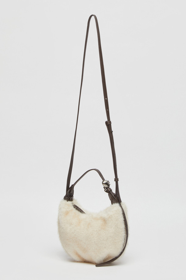 [EXCLUSIVE] 미니 럽 문 백(Fur 아이보리)은 여성스러운 스타일을 완성하는 미니백입니다. 부드러운 퍼(Fur) 소재와 아이보리 컬러가 조화롭게 어우러져 따뜻하고 포근한 느낌을 선사합니다. 반원 형태의 디자인에 숄더 스트랩과 지퍼형 잠금 방식으로 실용성을 더했습니다. 데이트룩, 모임룩, 소개팅룩 등 다양한 TPO에 매치하여 클래식, 미니멀, 걸리시 무드를 연출해보세요. 미니멀한 사이즈로 소지품을 간편하게 수납할 수 있으며, 당신의 스타일 지수를 높여줄 아이템입니다.
