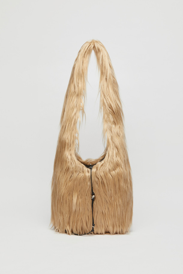 [EXCLUSIVE] 퍼 프린지 백(Sand beige)은 부드러운 폴리에스테르 소재로 제작되어 따뜻하고 포근한 느낌을 선사하는 여성용 크로스백입니다. 샌드 베이지 컬러의 무지 디자인에 퍼와 프린지 장식이 더해져 캐주얼하면서도 세련된 스타일을 연출합니다. 미디엄 사이즈의 사각 가방으로, 내부에는 소지품을 안전하게 보관할 수 있는 지퍼형 잠금 방식이 적용되었습니다. 일상적인 산책룩에 잘 어울리며, 부드러운 촉감과 크로스바디 스타일로 편안하게 착용할 수 있습니다. 더스트백이 함께 제공되어 보관이 용이합니다.
