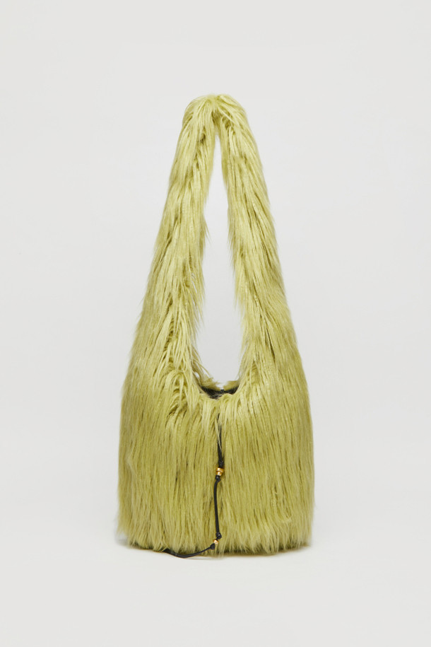 [EXCLUSIVE] 퍼 프링지 백(멜론 소다)은 부드러운 퍼 소재와 사랑스러운 멜론 소다 컬러가 돋보이는 여성용 크로스백입니다. 미디엄 사이즈의 사각 가방으로, 넉넉한 수납공간을 제공하여 실용성을 높였습니다. 데이트룩, 모임룩, 연말 모임룩 등 다양한 TPO에 어울리며, 캐주얼, 걸리시, 로맨틱 스타일을 연출하기 좋습니다. 부드러운 퍼 소재 특성상 정전기에 유의하여 사용하고, 열과 직사광선을 피해 보관하십시오. 더스트백이 포함되어 있어 멜론 소다 컬러의 가방을 안전하게 보관할 수 있습니다.
