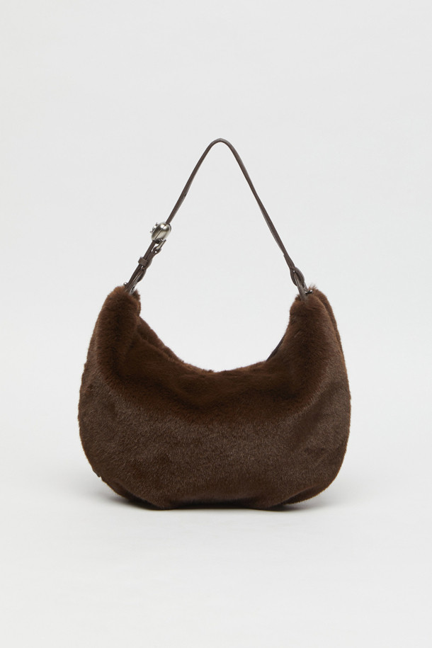 [EXCLUSIVE] 럽 문 백(Fur brown)은 부드러운 퍼 소재로 제작된 여성용 숄더백입니다. 미디엄 사이즈의 브라운 컬러 무지 가방으로, 반원 형태의 디자인과 퍼 장식이 특징입니다. 지퍼형 잠금 방식으로 내용물을 안전하게 보관할 수 있으며, 크로스바디 스트랩이 있어 다양한 스타일로 연출 가능합니다. 데이트룩, 모임룩, 소개팅룩 등 로맨틱하고 미니멀한 스타일 연출에 적합한 클래식한 디자인입니다.
