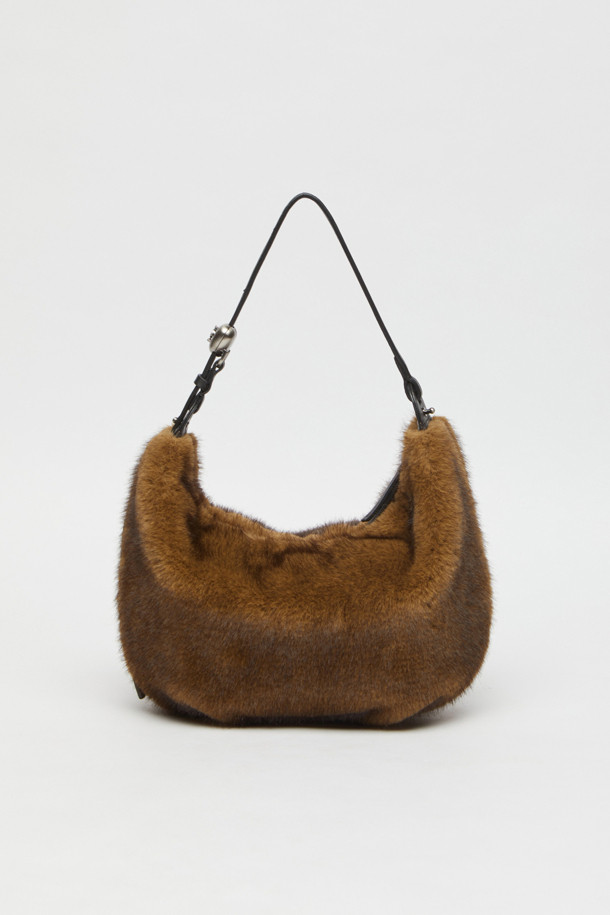 [EXCLUSIVE] 럽 문 백(퍼 베이지)은 부드러운 퍼 소재로 제작되어 포근하고 고급스러운 느낌을 선사하는 숄더백입니다. 반원 모양에 베이지 컬러, 무지 패턴으로 어떤 스타일에도 잘 어울리는 클래식하고 미니멀한 디자인을 자랑합니다. 미디엄 사이즈로 수납력 또한 뛰어나 데이트룩이나 연말 모임룩에 완벽한 포인트가 되어줍니다. 지퍼형 잠금 방식으로 소지품을 안전하게 보호하며, 크로스백으로도 활용 가능하여 실용성을 더했습니다. 겨울 시즌, 당신의 스타일을 더욱 돋보이게 해 줄 필수 아이템입니다.
