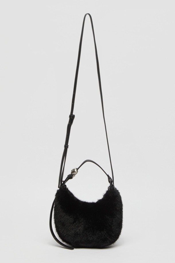 [EXCLUSIVE] 미니 럽 문 백(Fur black)은 부드러운 퍼 소재로 제작되어 우아하고 캐주얼한 스타일을 연출하는 여성용 미니백입니다. 블랙 컬러에 무지 패턴, 반원 모양으로 디자인되었으며, 숄더백과 크로스백 두 가지 방식으로 활용 가능합니다. 지퍼형 잠금 방식으로 소지품을 안전하게 보관할 수 있으며, 데이트룩, 캐주얼, 클래식, 미니멀 스타일 모두에 잘 어울립니다. 조절 가능한 스트랩으로 편안하게 착용할 수 있어 일상에서 활용하기 좋습니다.
