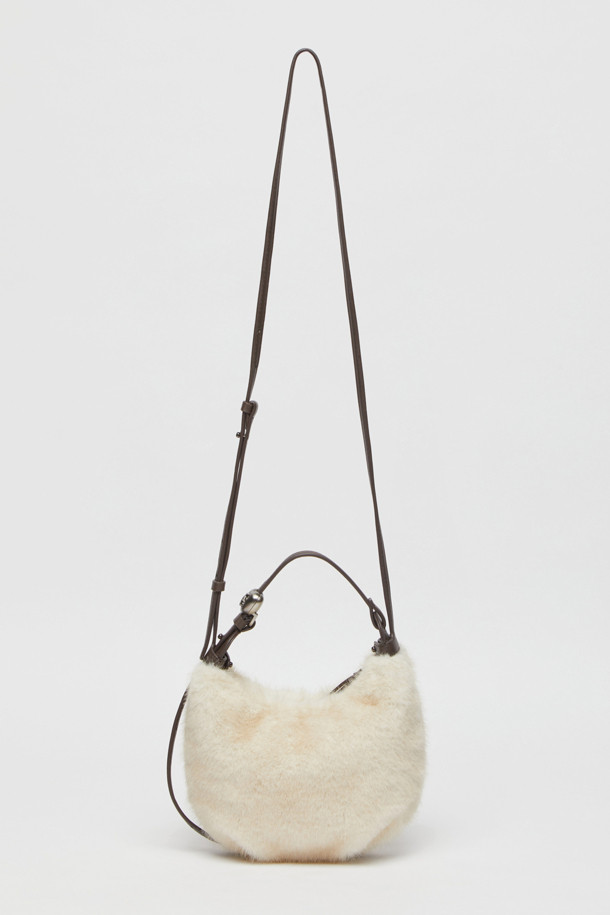 [EXCLUSIVE] 미니 럽 문 백(Fur 아이보리)은 여성스러운 스타일을 완성하는 미니백입니다. 부드러운 퍼(Fur) 소재와 아이보리 컬러가 조화롭게 어우러져 따뜻하고 포근한 느낌을 선사합니다. 반원 형태의 디자인에 숄더 스트랩과 지퍼형 잠금 방식으로 실용성을 더했습니다. 데이트룩, 모임룩, 소개팅룩 등 다양한 TPO에 매치하여 클래식, 미니멀, 걸리시 무드를 연출해보세요. 미니멀한 사이즈로 소지품을 간편하게 수납할 수 있으며, 당신의 스타일 지수를 높여줄 아이템입니다.
