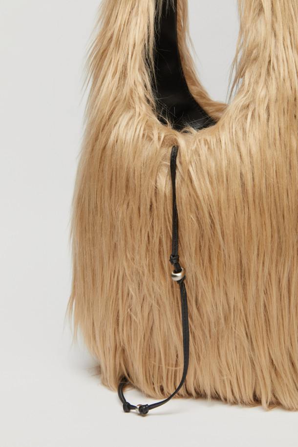 [EXCLUSIVE] 퍼 프린지 백(Sand beige)은 부드러운 폴리에스테르 소재로 제작되어 따뜻하고 포근한 느낌을 선사하는 여성용 크로스백입니다. 샌드 베이지 컬러의 무지 디자인에 퍼와 프린지 장식이 더해져 캐주얼하면서도 세련된 스타일을 연출합니다. 미디엄 사이즈의 사각 가방으로, 내부에는 소지품을 안전하게 보관할 수 있는 지퍼형 잠금 방식이 적용되었습니다. 일상적인 산책룩에 잘 어울리며, 부드러운 촉감과 크로스바디 스타일로 편안하게 착용할 수 있습니다. 더스트백이 함께 제공되어 보관이 용이합니다.
