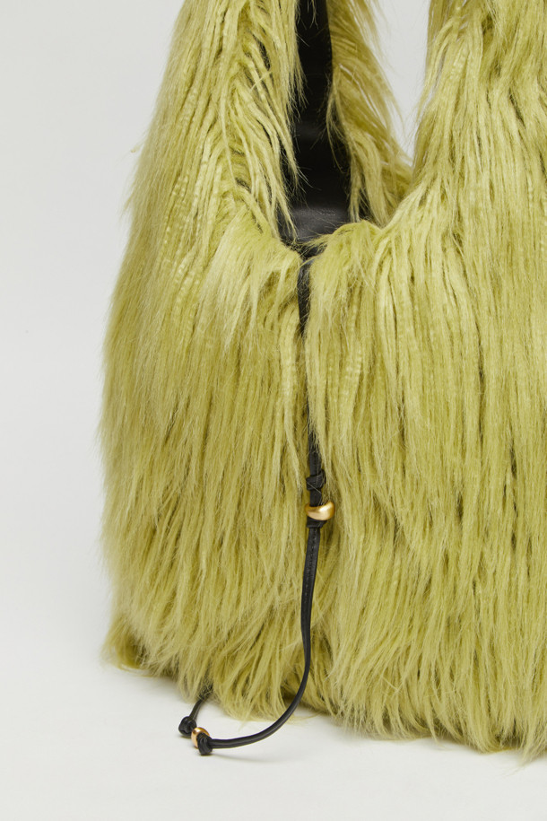 [EXCLUSIVE] 퍼 프링지 백(멜론 소다)은 부드러운 퍼 소재와 사랑스러운 멜론 소다 컬러가 돋보이는 여성용 크로스백입니다. 미디엄 사이즈의 사각 가방으로, 넉넉한 수납공간을 제공하여 실용성을 높였습니다. 데이트룩, 모임룩, 연말 모임룩 등 다양한 TPO에 어울리며, 캐주얼, 걸리시, 로맨틱 스타일을 연출하기 좋습니다. 부드러운 퍼 소재 특성상 정전기에 유의하여 사용하고, 열과 직사광선을 피해 보관하십시오. 더스트백이 포함되어 있어 멜론 소다 컬러의 가방을 안전하게 보관할 수 있습니다.
