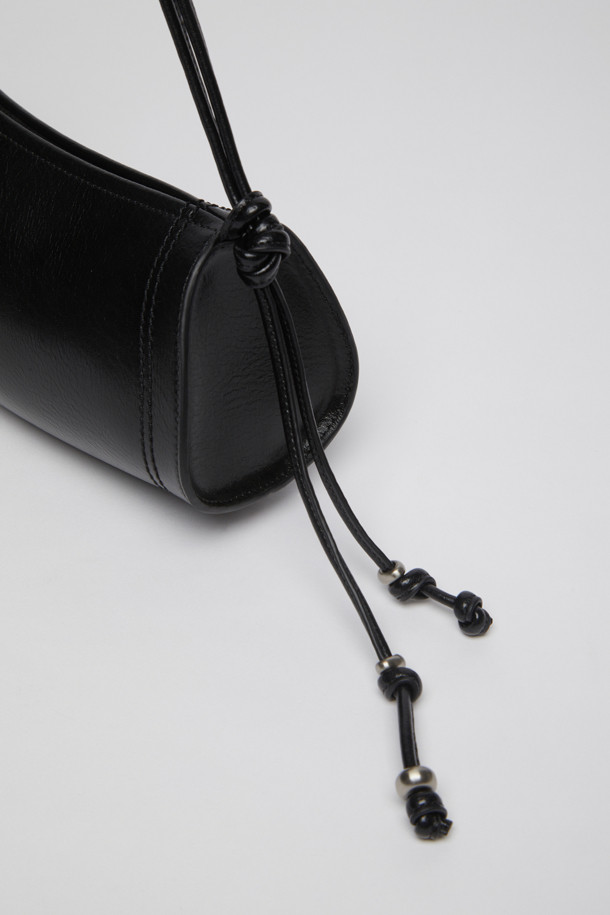 매듭 케이스 백(Deep sleep)은 미니멀하고 캐주얼한 스타일의 여성용 크로스백입니다. 부드러운 합성가죽 소재에 블랙 색상으로, 어디든 코디하기 용이합니다. 미디엄 사이즈의 반원 형태 가방으로, 매듭 디테일과 숄더 스트랩으로 포인트를 더했습니다. 지퍼형 잠금 방식으로 소지품을 안전하게 보관할 수 있으며, 일상에서 편하게 사용할 수 있습니다. 심플하면서도 세련된 디자인으로 데일리백으로 활용하기 좋습니다.
